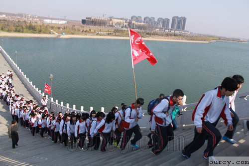 昌邑一中举行第五届远足德育实践活动